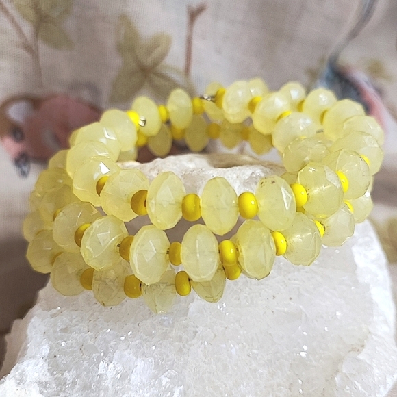 Light Lemon Yellow Faceted Plastic Glass Seed Beads Beaded Memory Wire Bracelet - Picture 3 of 7